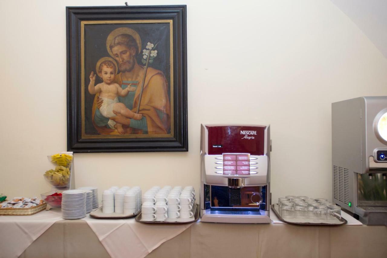 Bed and Breakfast Domus Sessoriana à Rome Extérieur photo