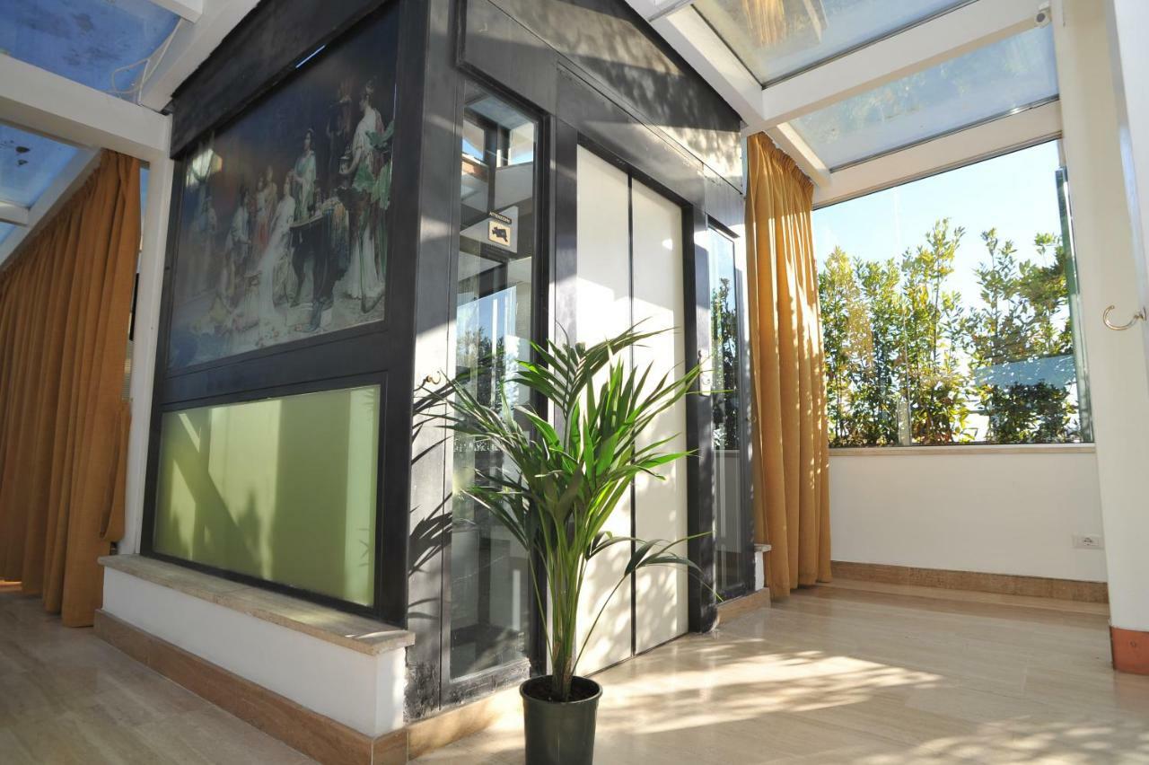Bed and Breakfast Domus Sessoriana à Rome Extérieur photo